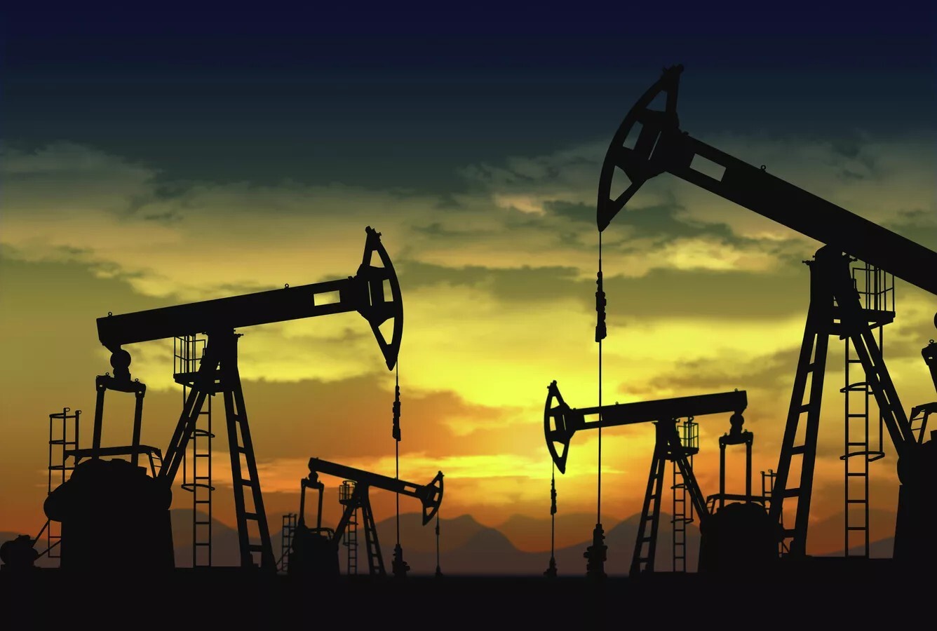 أسعار النفط تتسارع وترتفع بأكثر من 1%