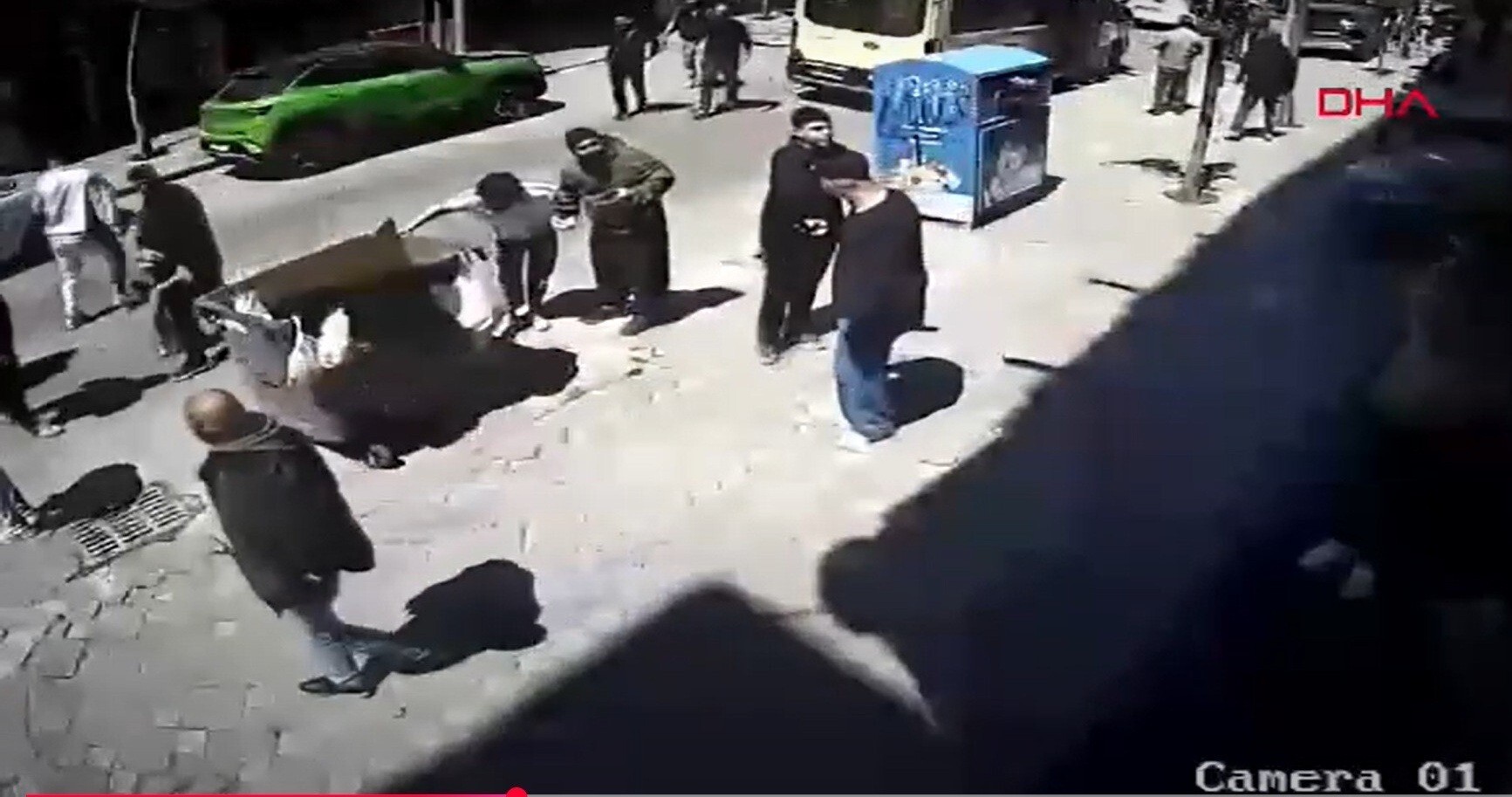 تركيا.. شاب يقفز من الطابق الثالث بعد أن انتابته حالة من الهلع جراء الزلزال الذي ضرب إسطنبول (فيديو)