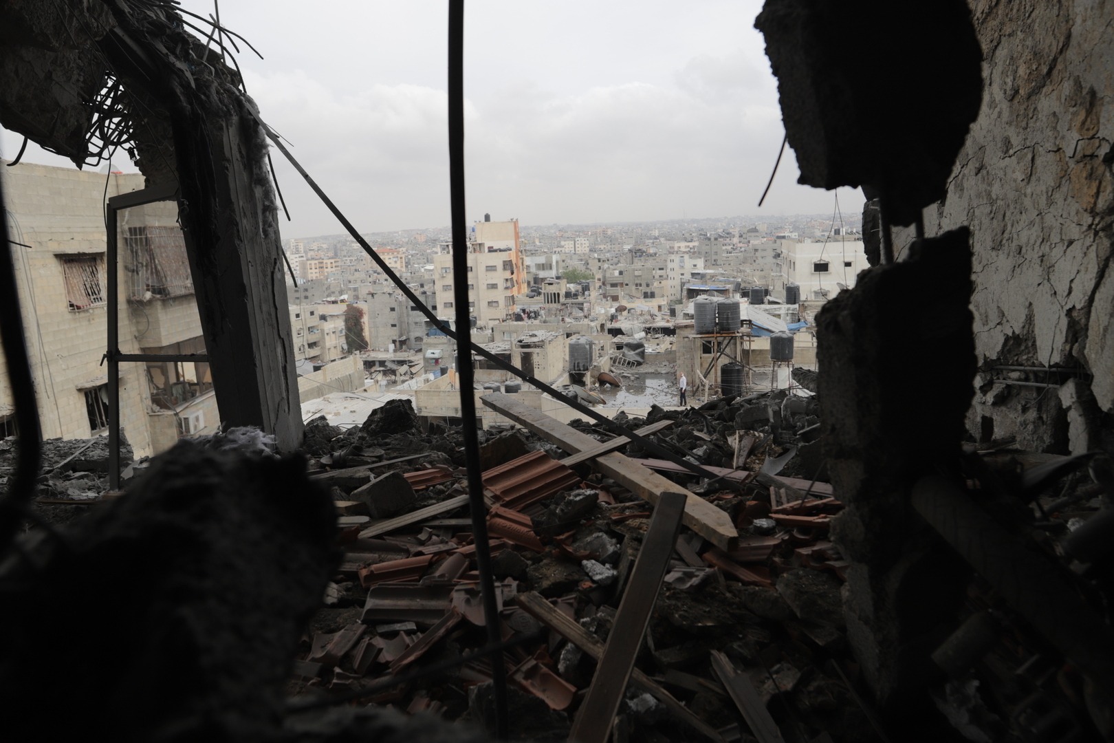 في مشهد صادم.. طفل يطير من مبنى إلى آخر جراء غارة إسرائيلية على مدينة غزة (فيديو)