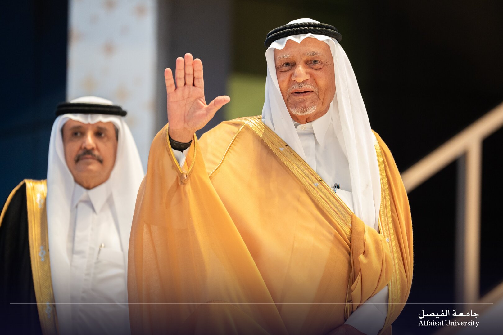 السعودية.. الأمير تركي الفيصل يشارك خريجي جامعة الفيصل فرحتهم ويؤدي العرضة (فيديو)