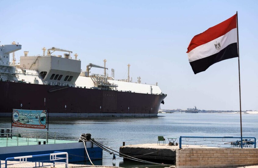 "تسول وابتزاز".. خبير مصري يهاجم ترامب بعد تصريحه عن قناة السويس