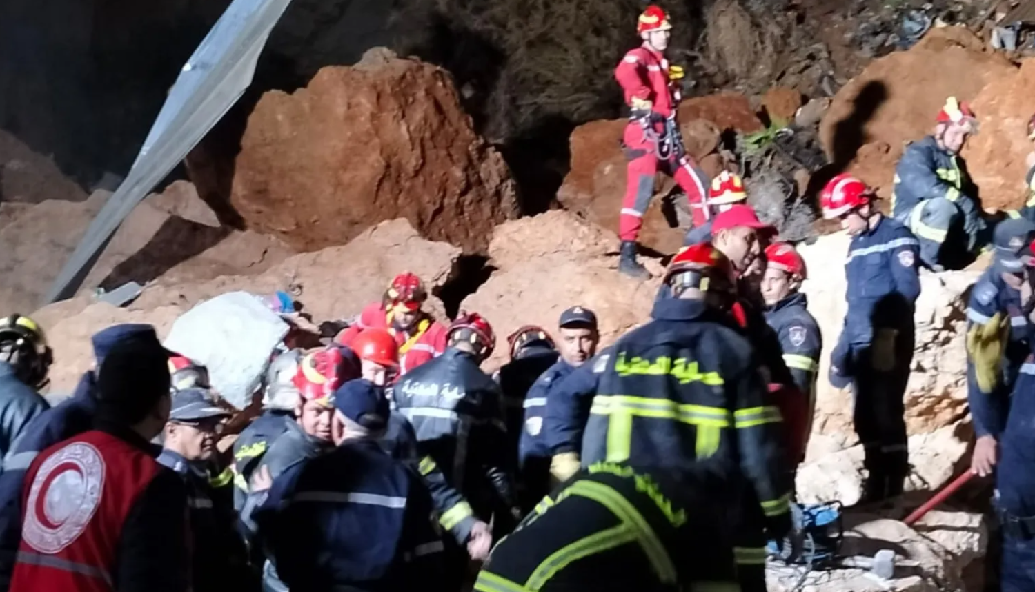 الجزائر.. 4 وفيات من عائلة واحدة جراء انزلاق للتربة