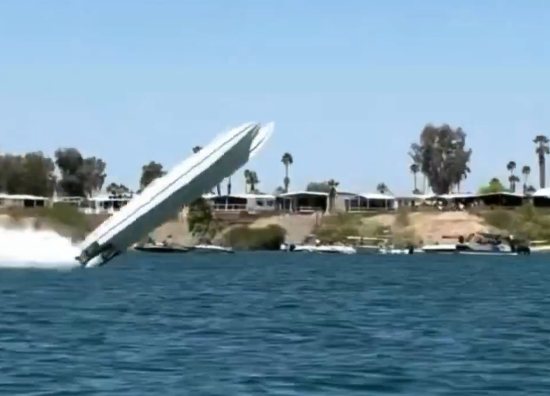 لحظات مرعبة في بحيرة بأمريكا بعد انقلاب قارب بسرعة جنونية (فيديو)