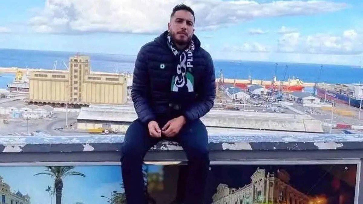 وفاة مأساوية لمشجع جزائري على المدرجات خلال مباراة قسنطينة ونهضة بركان