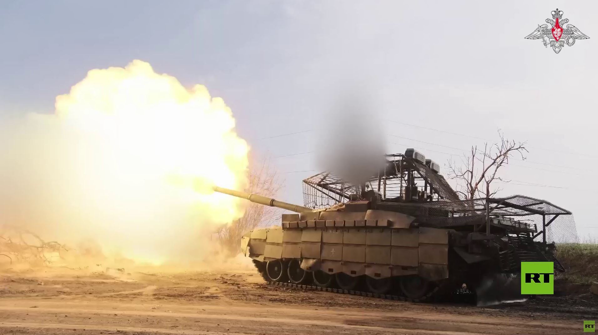 دبابة T-80 الروسية تدمر موقعا أوكرانيا