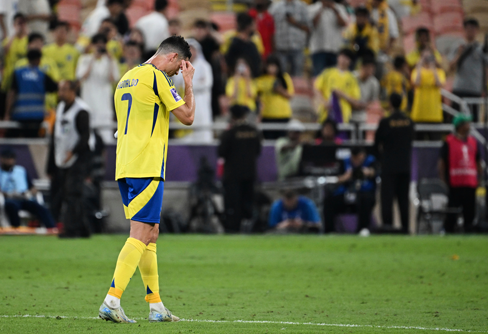 يخاطب نفسه ويقوم بحركات غريبة.. مشهد مؤثر لرونالدو بعد خروج النصر السعودي من دوري أبطال آسيا (فيديو)