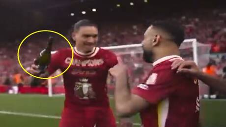 "الخمر في الاحتفالات".. رد فعل محمد صلاح على محاولة سكب الخمر عليه (فيديو)
