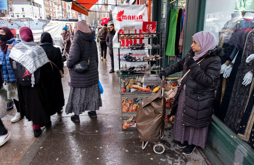 استطلاع:  تزايد مشاعر عدم الأمان لدى النساء المسلمات في بريطانيا