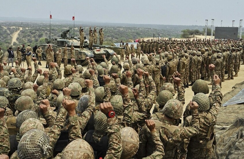 مستعرضا قدراته الحديثة.. الجيش الباكستاني يجرى تدريبات حربية واسعة النطاق في ظل التوترات مع الهند