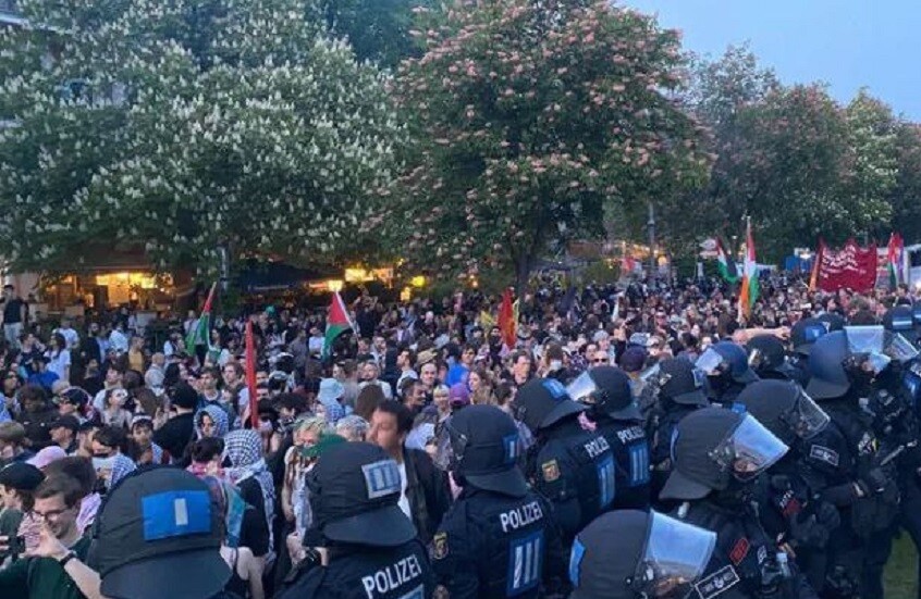 ألمانيا.. مظاهرات حاشدة في برلين احتجاجا على تورط البلاد في الأزمة الأوكرانية وحرب غزة (فيديو)