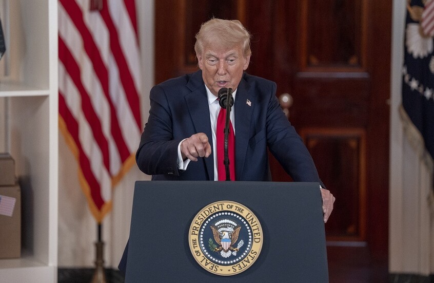 ترامب يهدد كل من يشتري نفطا من إيران بفرض عقوبات ثانوية