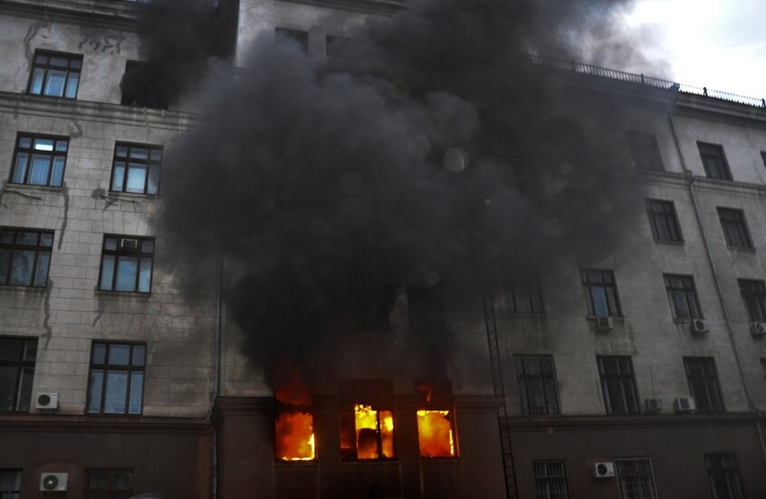 شاهد عيان: القوميون قتلوا كل من حاول القفز من مبنى النقابات المحترق بأوديسا