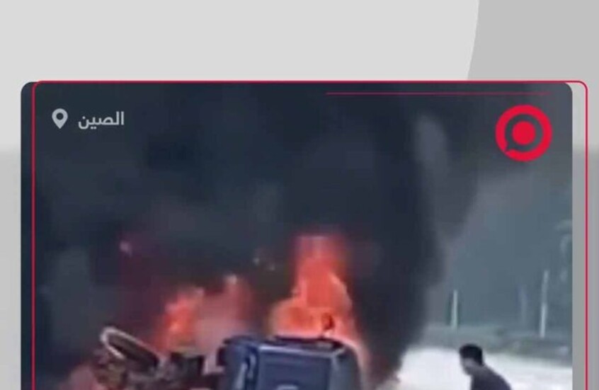 شاب صيني ينقذ شخصا عالقا داخل سيارة مشتعلة بيديه العاريتين