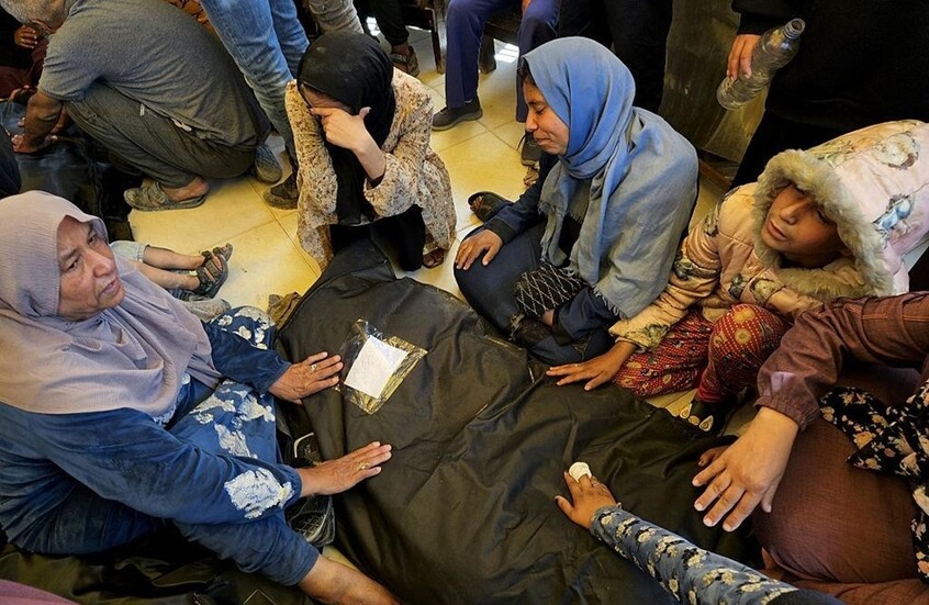 مصادر: أكثر من 40 قتيلا في غارات إسرائيلية على قطاع غزة منذ فجر اليوم