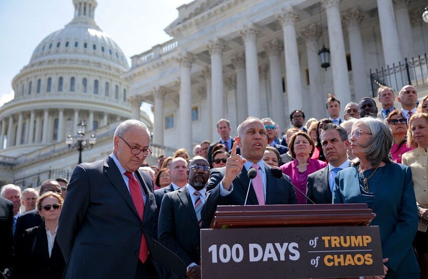 ترامب يجب أن يتراجع عن الرسوم الجمركية