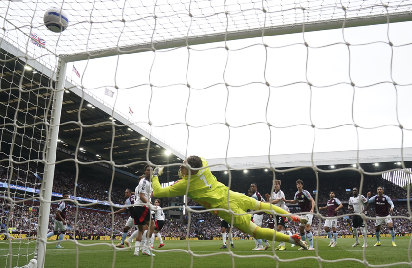 أستون فيلا يسقط فولهام ويبقى في سباق التأهل لدوري الأبطال