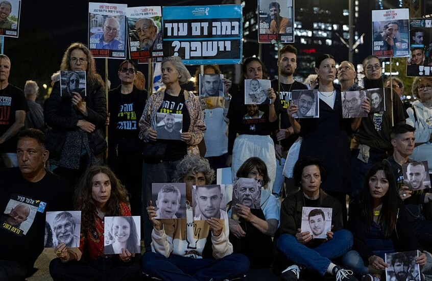 مظاهرات حاشدة في إسرائيل وتحذيرات بشأن تهديد حياة الأسرى بتوسيع الحرب