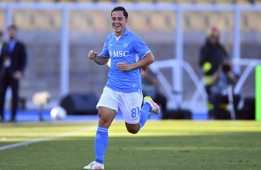 نابولي يعبر ليتشي ويعزز صدارته للدوري الإيطالي