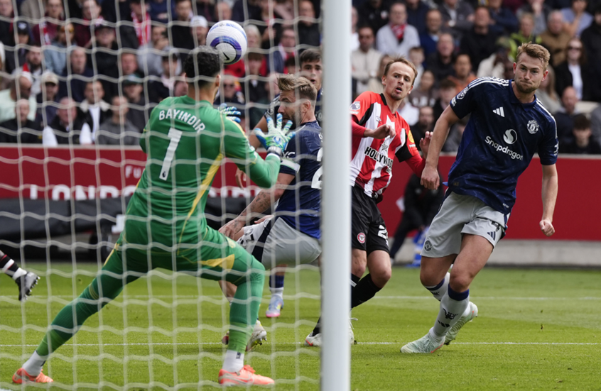 برينتفورد يسقط مانشستر يونايتد ويعمق أزمته في الدوري الإنجليزي