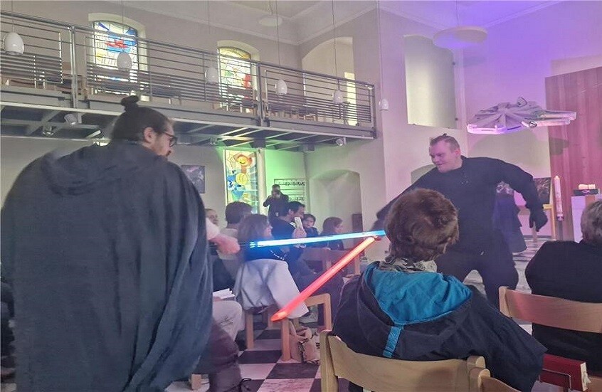 قداس يتسم بأجواء أفلام "حرب النجوم".. كنيسة ألمانية تبتكر وسيلة لجذب الشباب (صور)