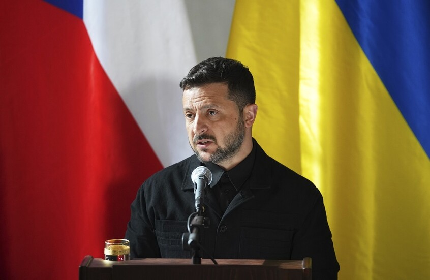 زيلينسكي: بعض السياسيين الأوروبيين يسعون للحصول على مقعد أفضل في الساحة الحمراء 