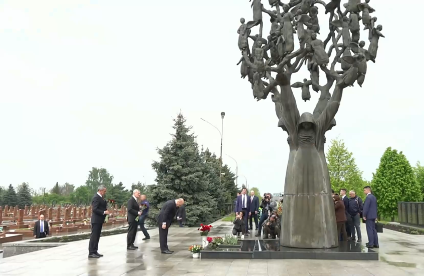 ميشوستين يضع باقة من الورود على النصب التذكاري للأطفال في بيسلان