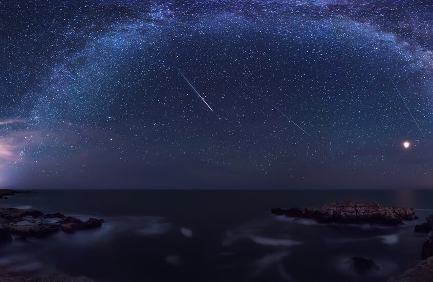 السماء تتزين بعرض سماوي ساحر فجر الثلاثاء