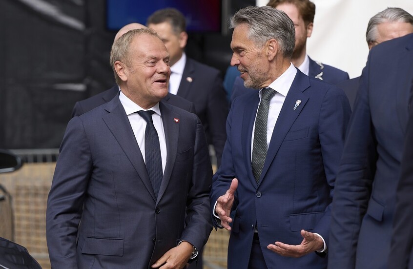 إلقاء قنبلة دخانية باتجاه منصة رئيسي وزراء هولندا وبولندا (فيديو)