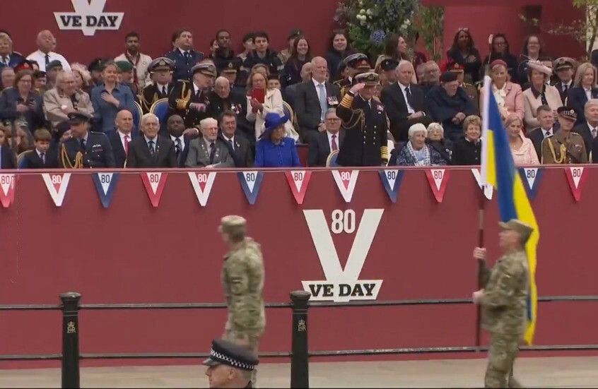 متناسيا ما فعله "القوميون الأوكران" من مذابح.. الملك تشارلز يؤدي تحية عسكرية لقوات كييف في عرض النصر