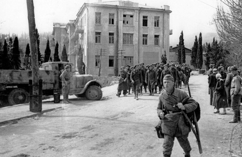 قناة RT الناطقة بالألمانية تستعيد ذكريات الألمان عن الجنود السوفييت بعد هزيمتهم لنازية هتلر