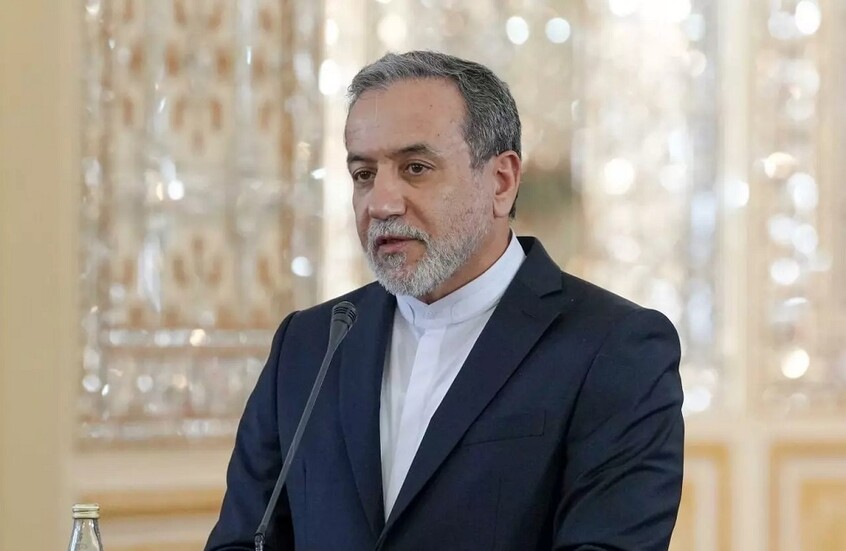 وزير الخارجية الإيراني وقائد الجيش الباكستاني يبحثان التحديات الأمنية التي تواجه البلدين