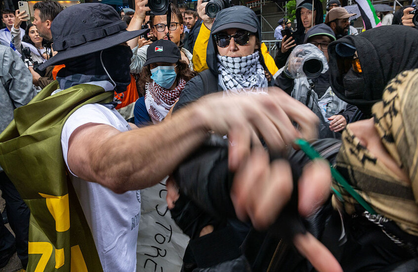 اشتباكات بين محتجين مؤيدين لفلسطين والشرطة قرب حفل ميت غالا في نيويورك (فيديو)