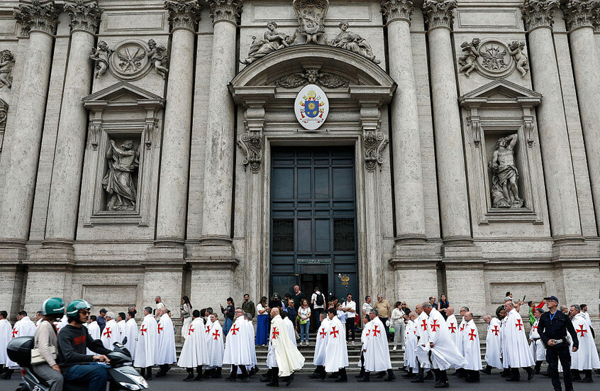 الكرادلة ينتقلون إلى الفاتيكان عشية انعقاد المجمع المغلق