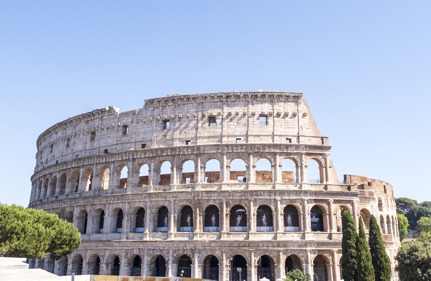 في حادثة مروعة.. سياج مدرج الكولوسيوم "يطعن" سائحا أمريكيا متهورا!