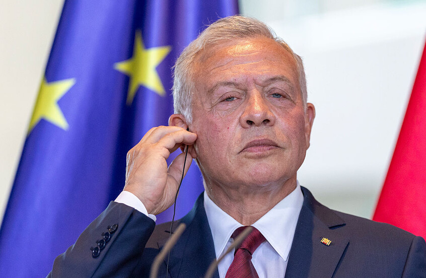 من هي الأمريكية من أصول أردنية التي تناول معها الملك عبد الله طعام العشاء؟