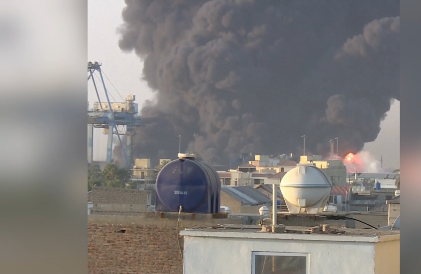 مشاهد لحريق هائل في بورتسودان بعد تعرضه لهجوم بمسيرات