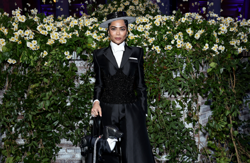 "فيكتور".. كلب آلي فاخر يسرق الأضواء في حفل "ميت غالا"