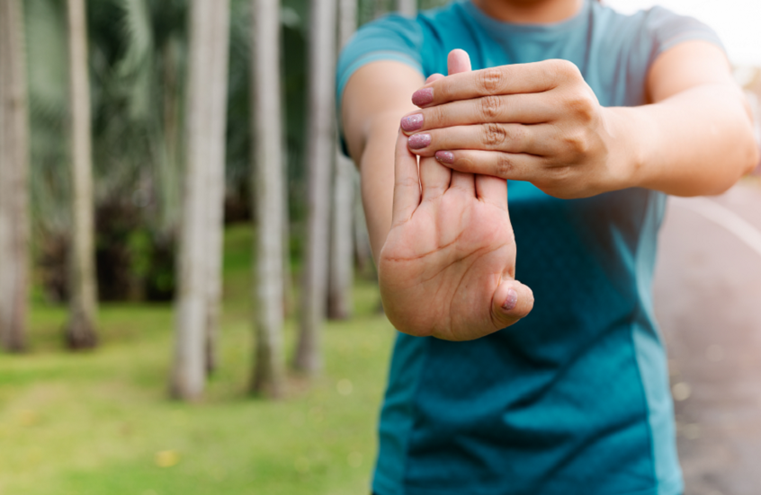 ثني أصابع اليدين بسهولة قد ينذر بمشكلة خطيرة في الرئة!