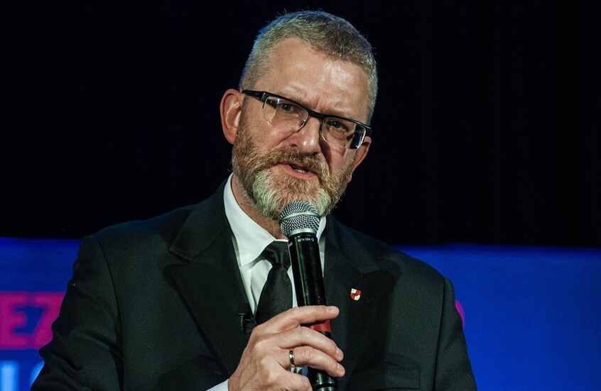 مرشح رئاسي بولندي يمسح حذاءه بعلم الاتحاد الأوروبي