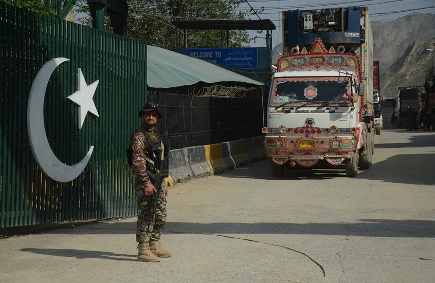 مقتل 7 جنود باكستانيين جراء انفجار قنبلة على جانب طريق