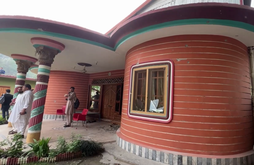 تضرر مسجد في مظفر آباد عقب القصف الهندي على باكستان