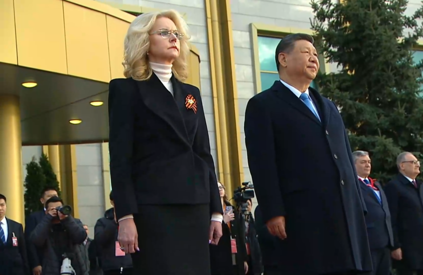 استقبال الرئيس الصيني شي جين بينغ في مطار موسكو