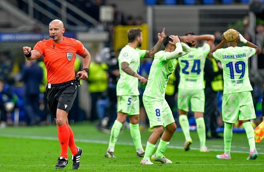 حكم مباراة إنتر ميلان وبرشلونة يرد على الانتقادات