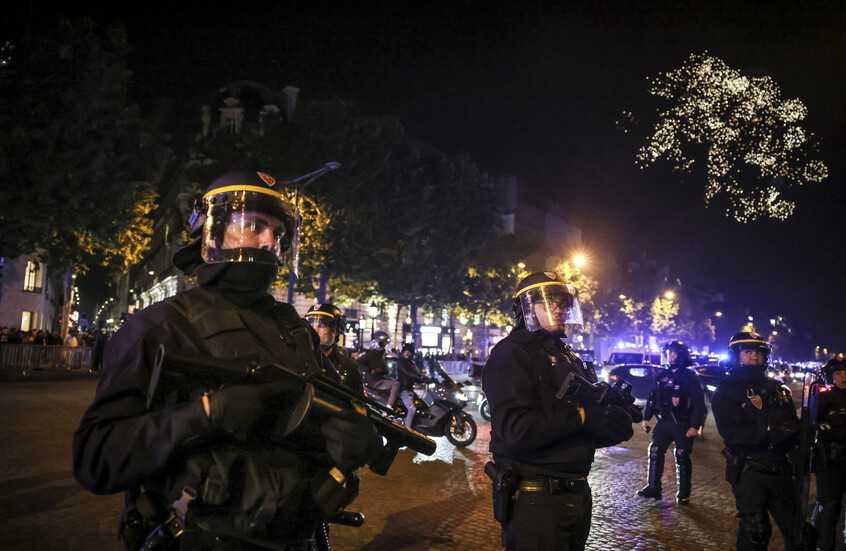 إصابة 3 أشخاص جراء دهس سيارة حشدا من مشجعي الكرة في باريس (فيديو)