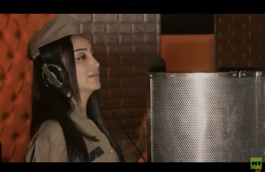 مطربة سورية روسية تحتفل بأغنية في عيد النصر