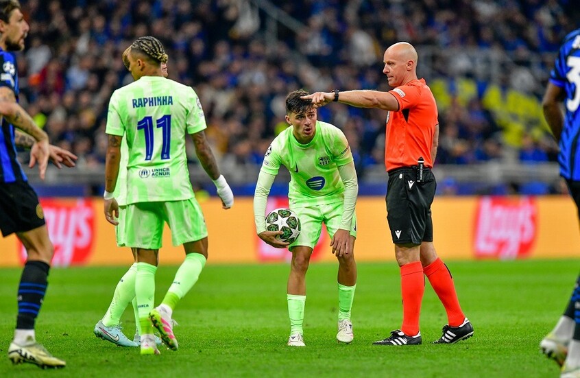 "بمثابة مكافأة".. مفاجأة حول حكم الـ(VAR) في مباراة إنتر ميلان وبرشلونة (فيديو)