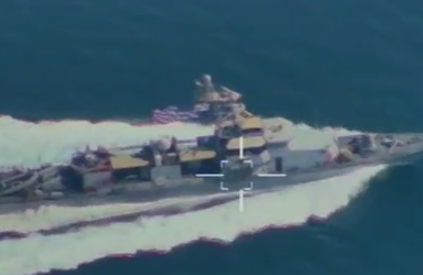 مشاهد توثق رصد مسيّرات الحرس الثوري الإيراني لقطع حربية أجنبية من مسافات بعيدة (فيديوهات)