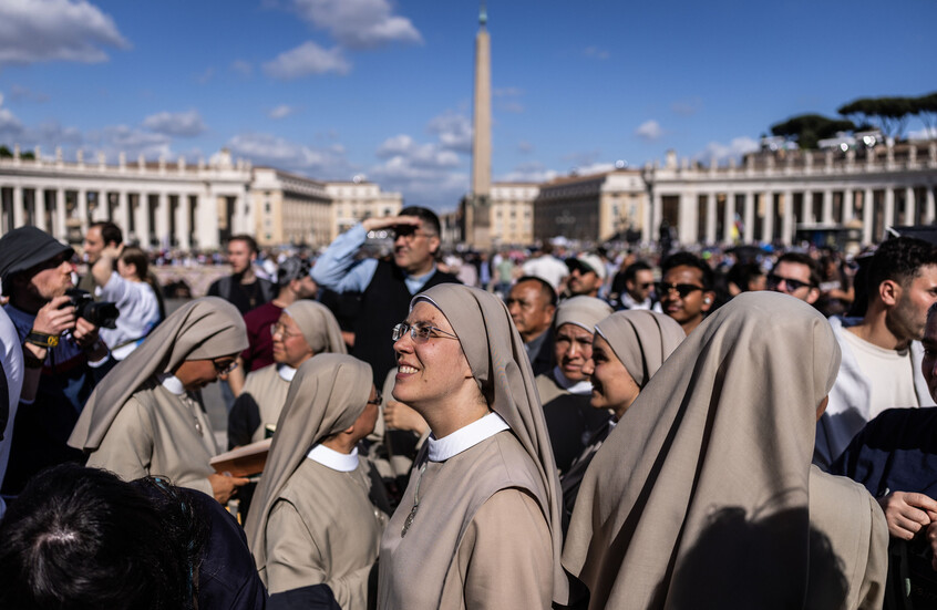 بالفيديو.. تصاعد الدخان الأبيض من مدخنة كنيسة سيستينا بالفاتيكان في إشارة لاختيار البابا الجديد