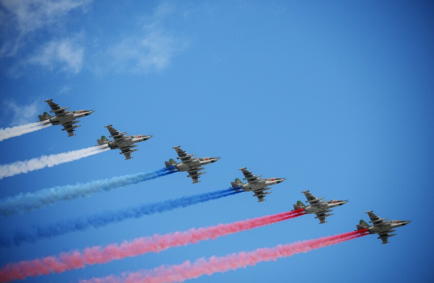 طائرات "سو-25" تزيّن سماء موسكو بألوان العلم الروسي