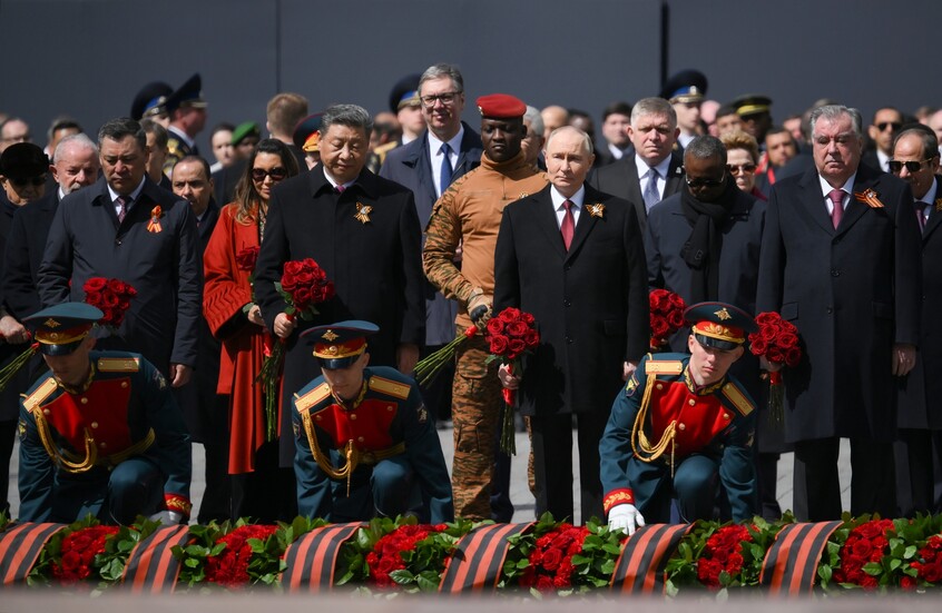 بوتين وضيوفه من قادة العالم يضعون أكاليل الزهور على ضريح الجندي المجهول عند جدار الكرملين